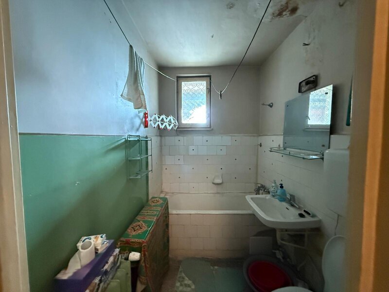 Baba Novac, Campia Libertatii, chiar la coltul parcului IOR, 2 bai